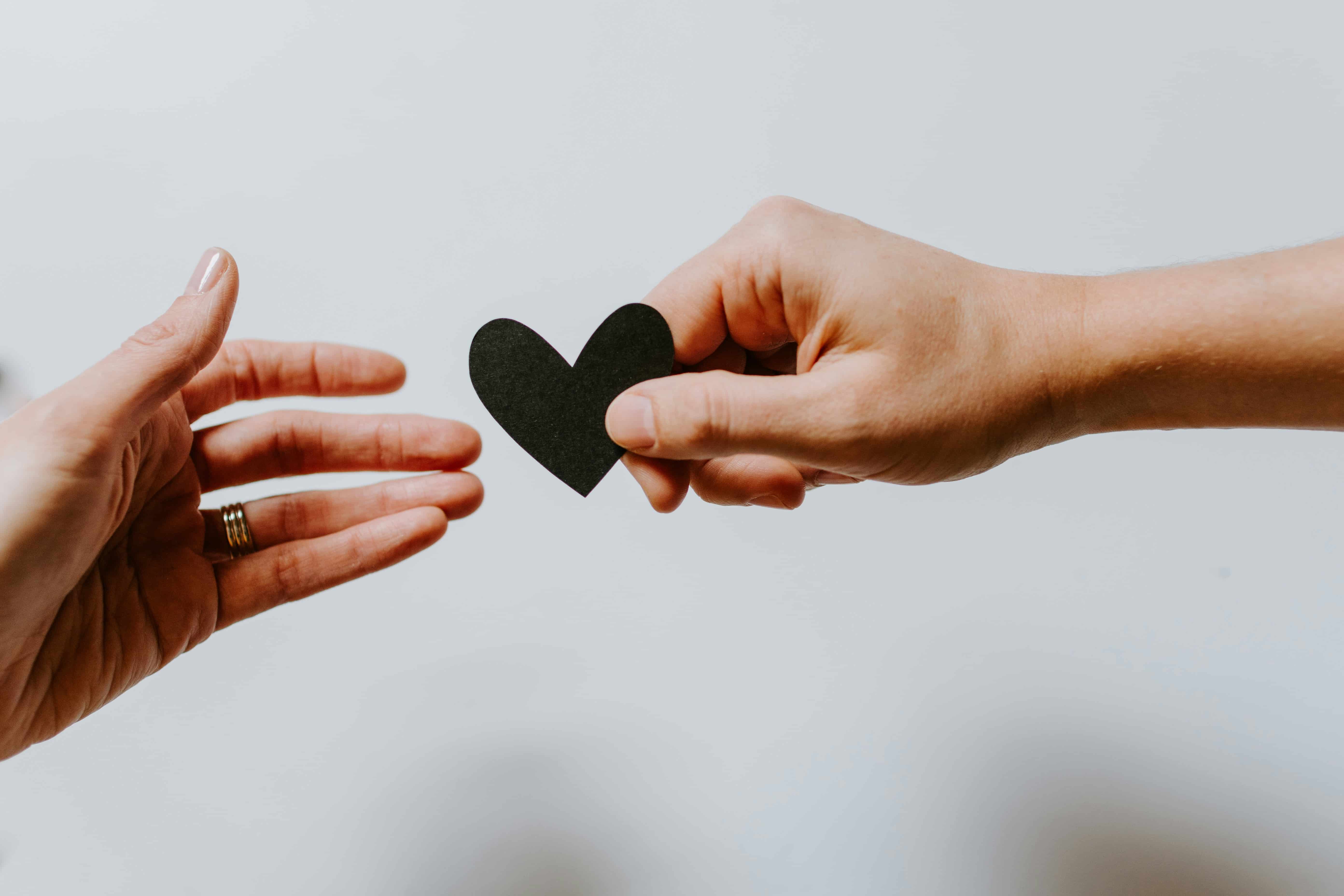 Psiquiatra infantil atendiendo a niño y familia en Donosti, ambiente cálido, juguetes y apoyo emocional en consulta